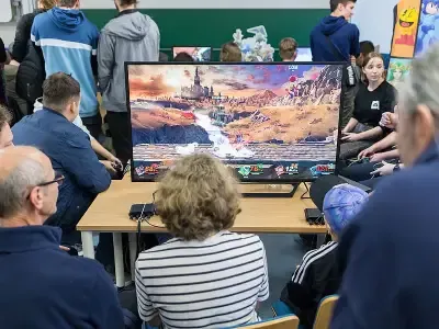 Personen spielen ein Computerspiel